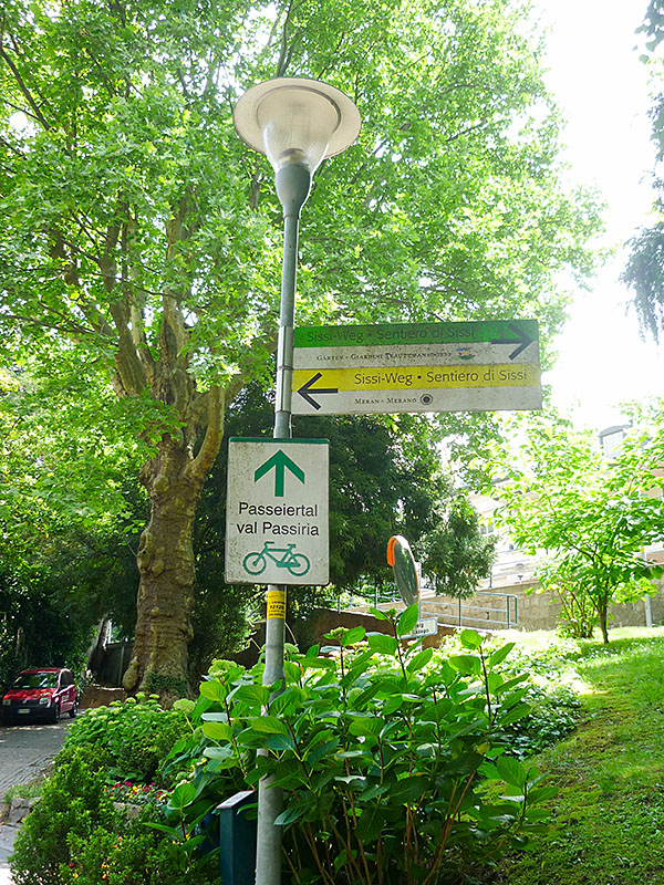 Da war vor kurzem noch die Deutsche Fußballnationalmanschaft im Trainigslager