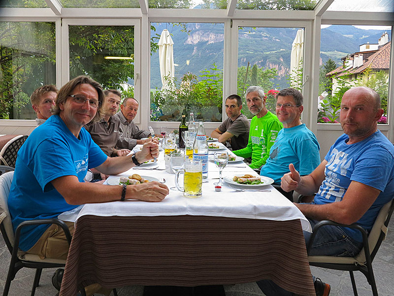 Unser Trupp bei der Fütterung ;-)