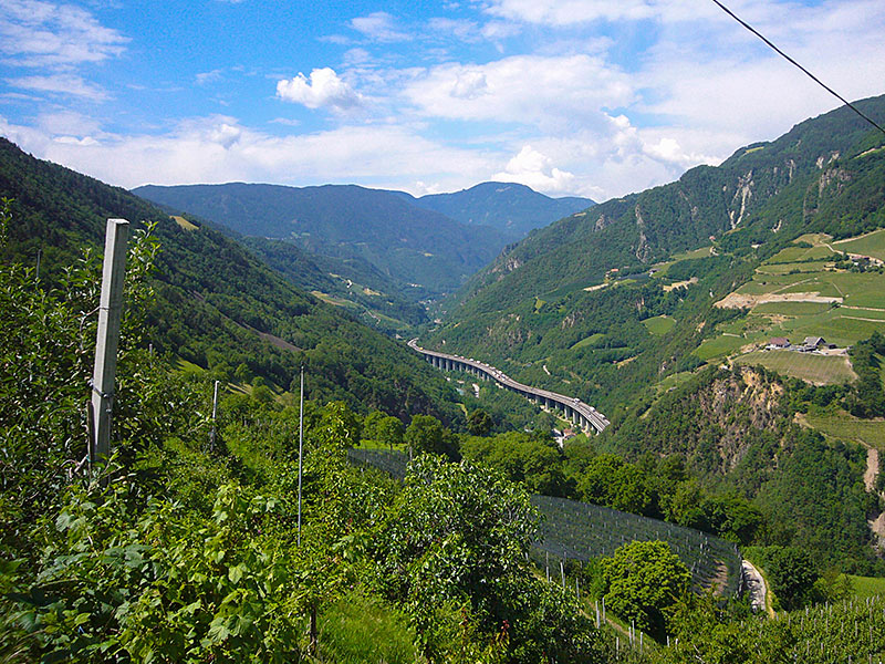 Im Tal verläuft die Brennerautobahn