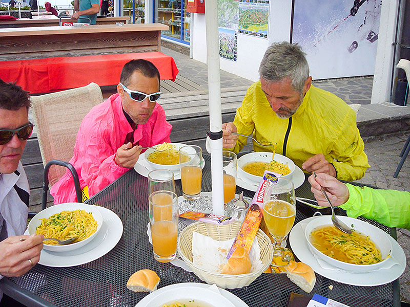 Auf der Almhöhe genießen wir eine heiße Suppe