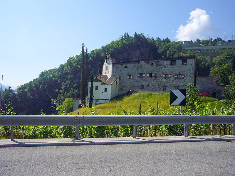 Altes Gemäuer hoch über Lana