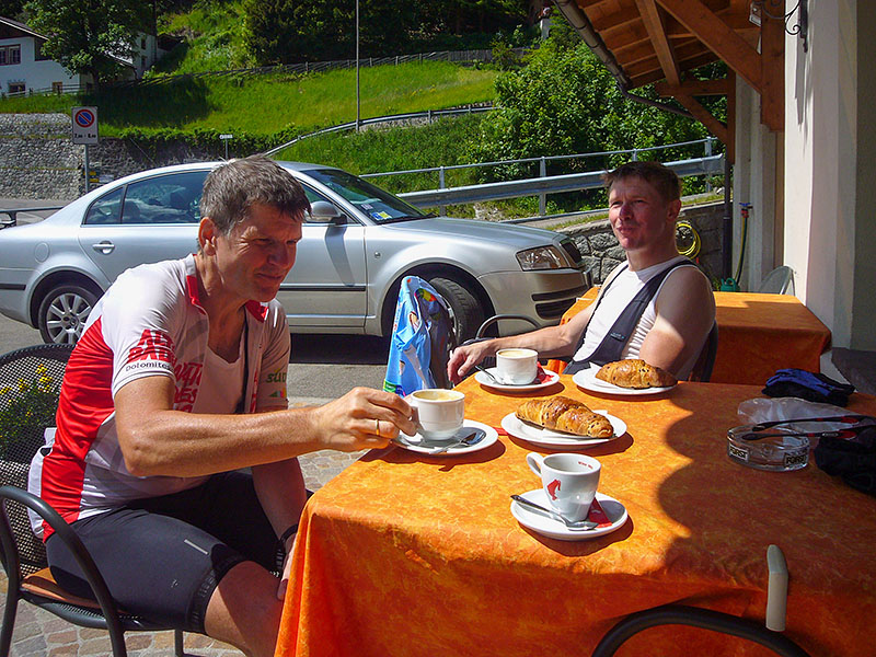 Kaffee gegen Schmerzen, Hörnchen gegen Hunger ;-)