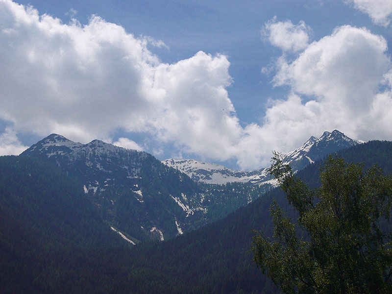 Der Schnee auf den Bergen täuscht, heute ist es brutal heiß