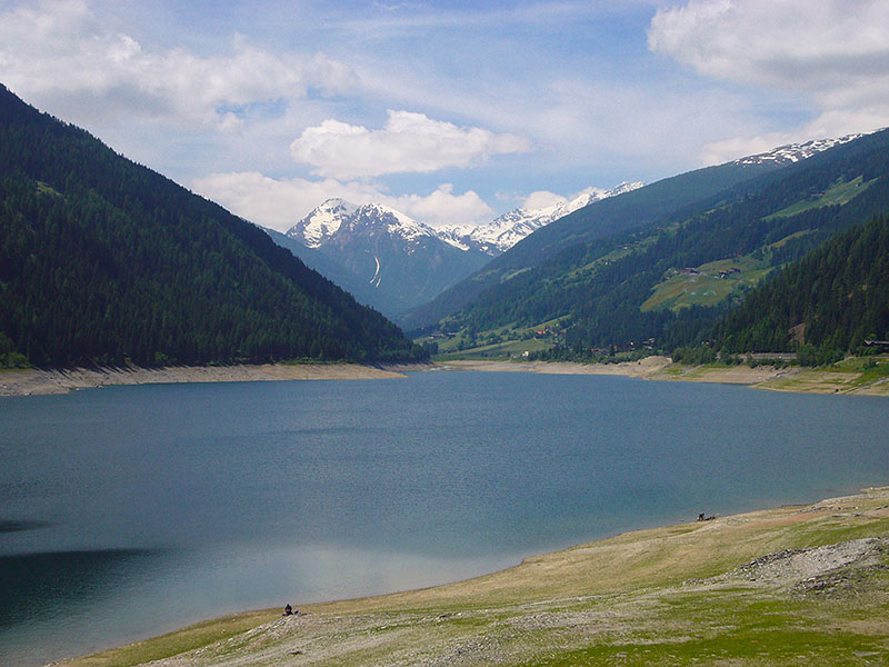 Stausee mit tiefem Wasserspiegel