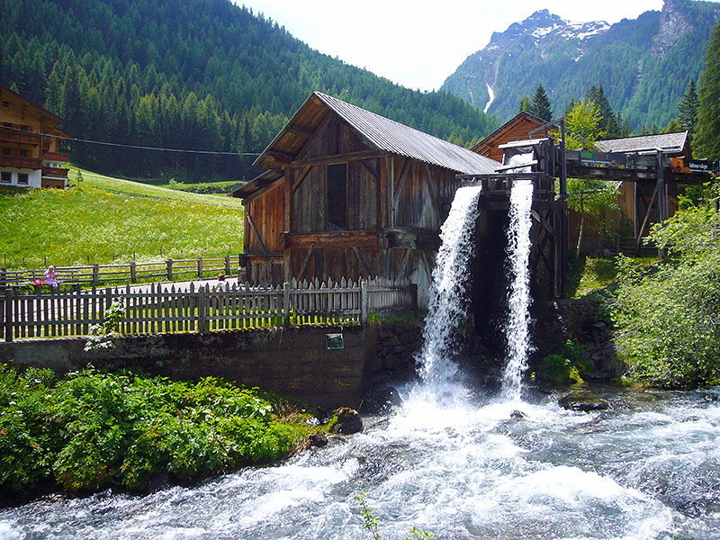 ... und treibt ein Mühlrad an