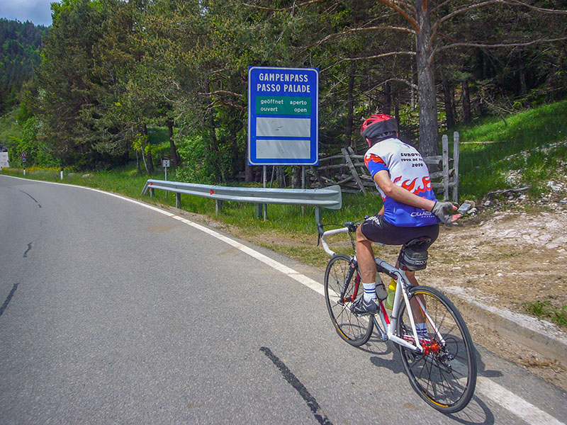 Hanspeter bekommt einen Arm auf den Rücken gebunden, damit er nicht so schnell bergauf fährt ;-)