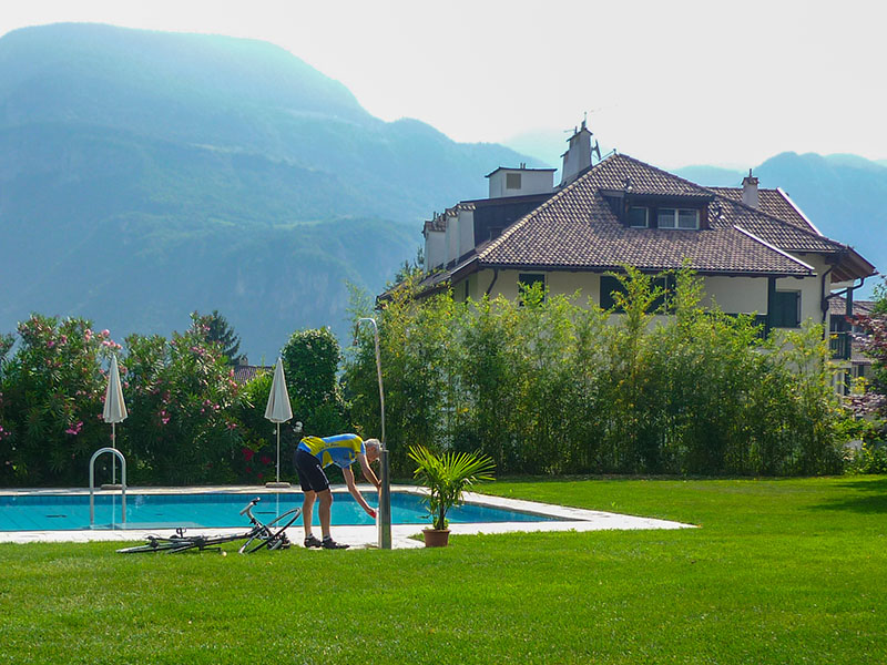 Sepp füllt Wasser auf