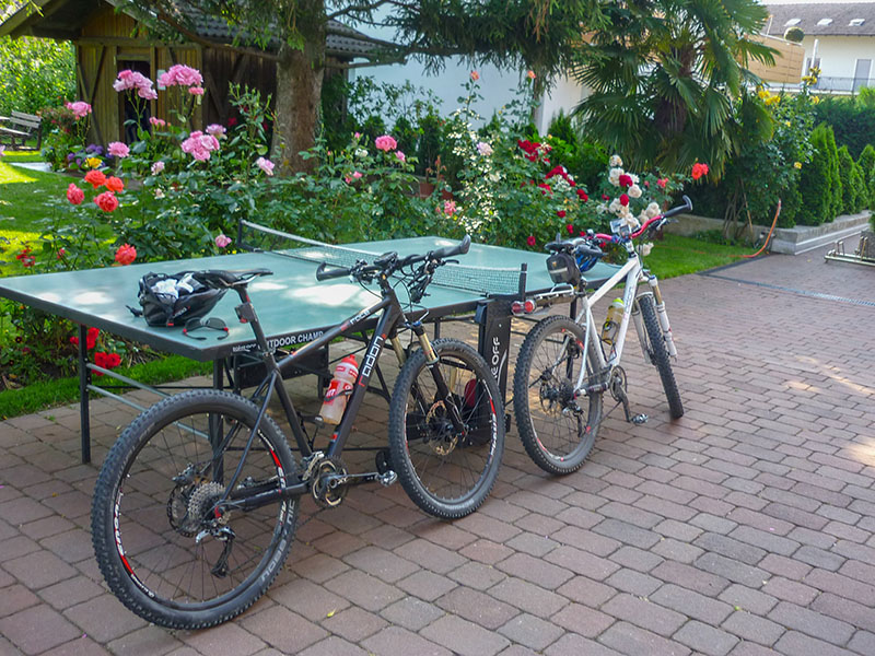 Reini und ich fahren heute mit den Mountainbikes