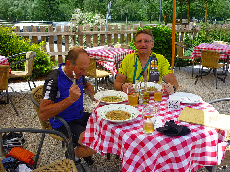 In St. Leonhard löffeln wir eine Frittatensuppe