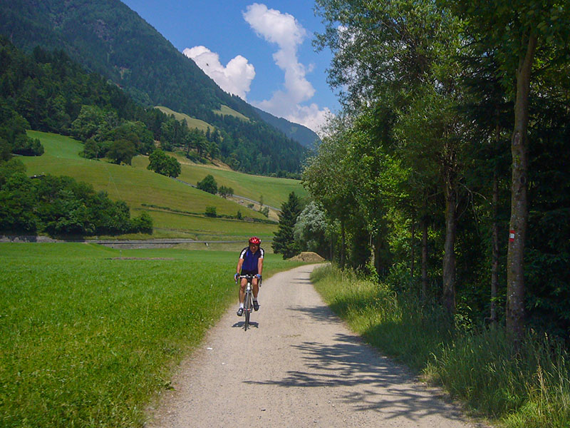 Mit dem Rennrad lässt sich der feine Schotter auch bezwingen