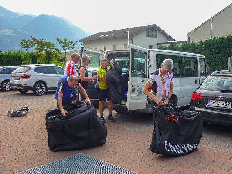 Die Räder stehen noch vom Vortag im Auto