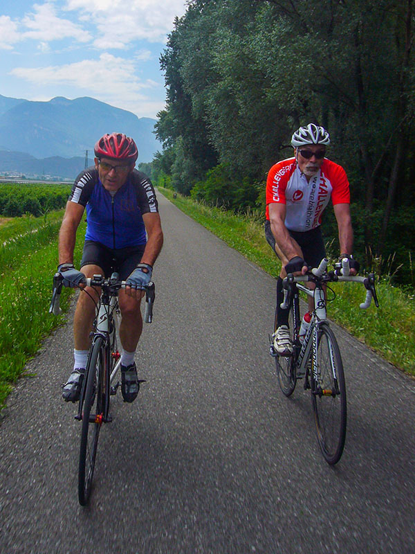 Hanspeter und Wolfgang wittern schon das Eis in Kaltern ;-)