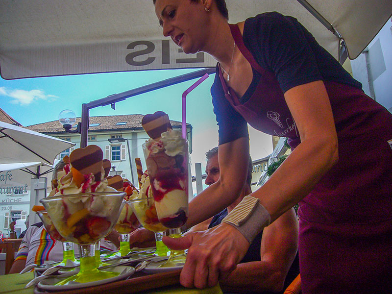 Marcella bringt das leckere Innerhofer-Eis