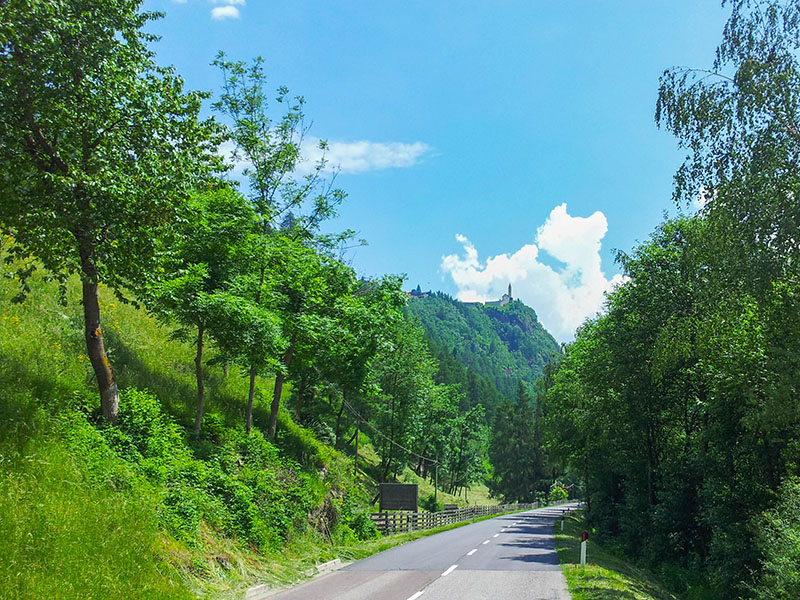Kirche hoch oben auf dem Fels