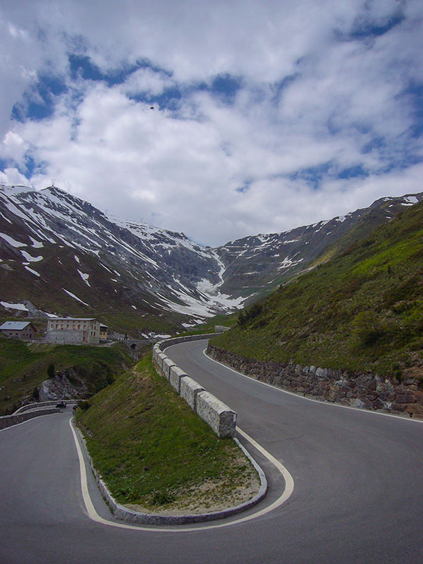 Dort oben, in der Rinne, ist die Passhöhe