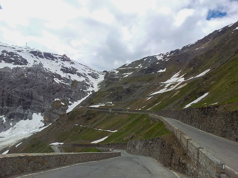 Nun liegen die Kehren so eng beieinander, dass uns nur noch 3 km von der Passhöhe trennen