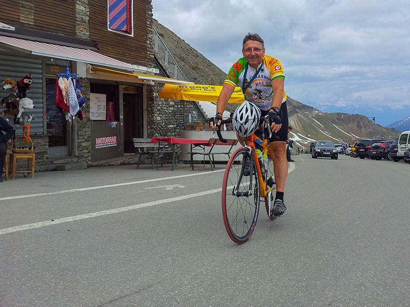 ... dann rollen wir auf den 2.760 m hohen Pass