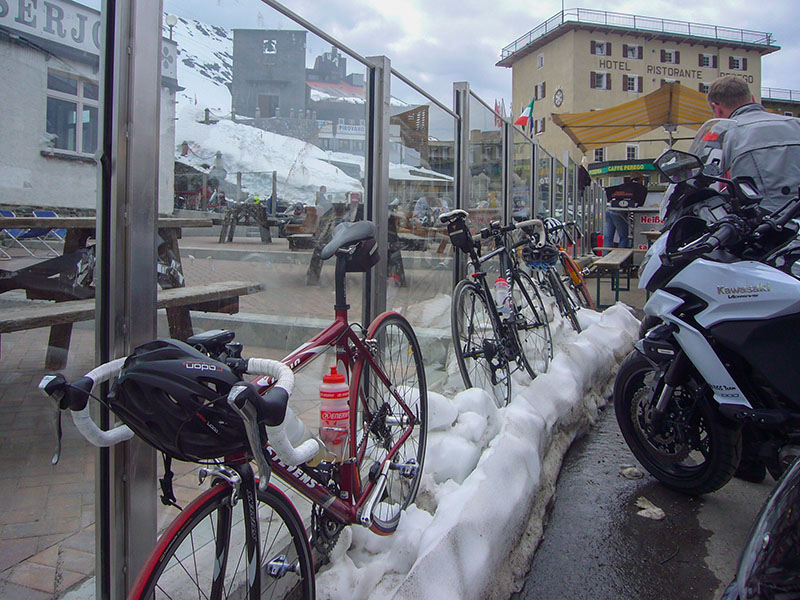 Die Räder rasten im Schnee