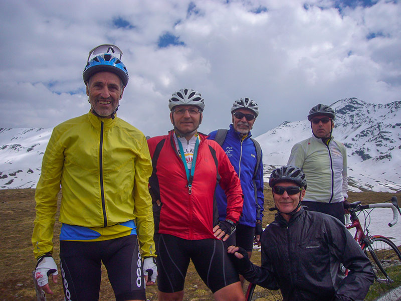 Bild mit viel Schnee im Hintergrund