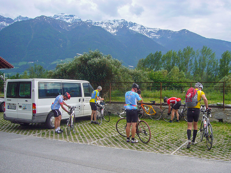 Wieder am Auto zurück, die Räder werden verladen