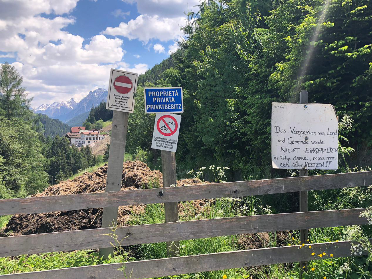 Straße gesperrt ...
[Bild: Reinhard] 