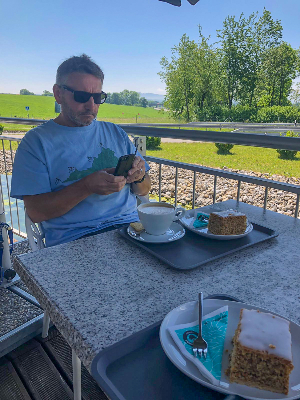 Die Jugend daddelt immer auf dem Handy rum ;-)