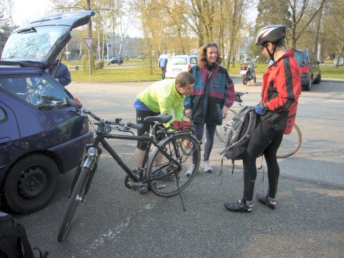 Joachim, ganz Kavalier, pumpt Annegrets Fahrrad auf