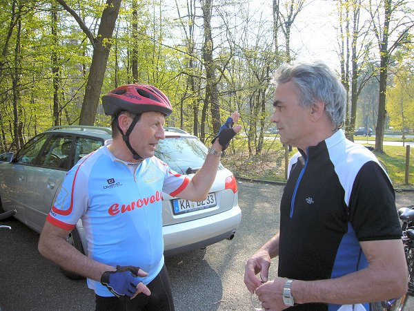 Hanspeter begrüßt den "Neuling" Ernst