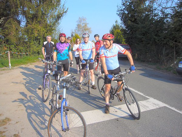 Warten vor einem Bahnübergang
