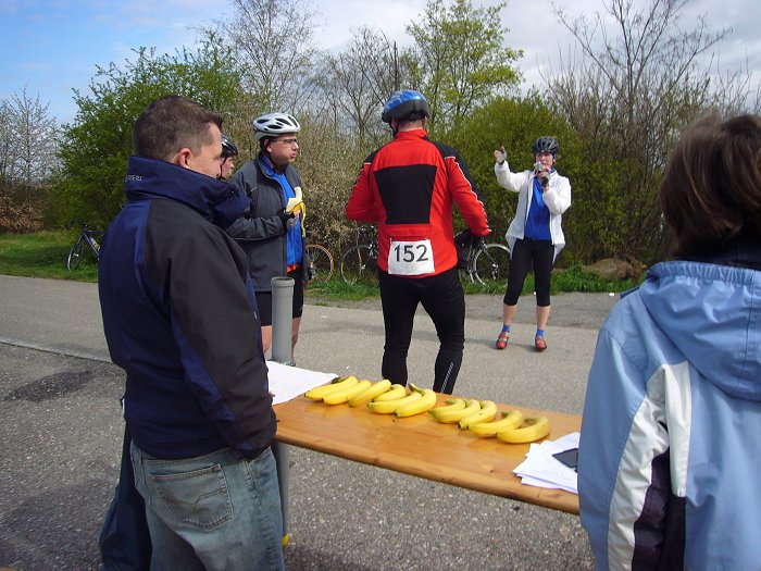 Am 1. Kontrollpunkt, Silvia weist ein ...