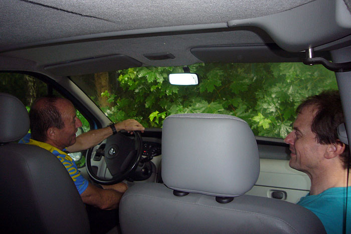 In Hanspeters Auto warten wir den Wetterverlauf ab