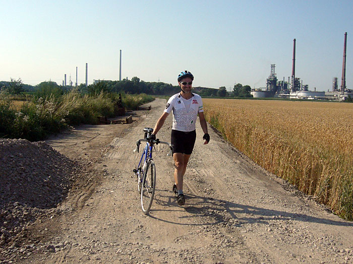 Nach dem Platten schieben wir lieber ein Stück auf dem Schotter