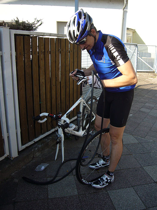 Pavel beim Schlauchwechsel