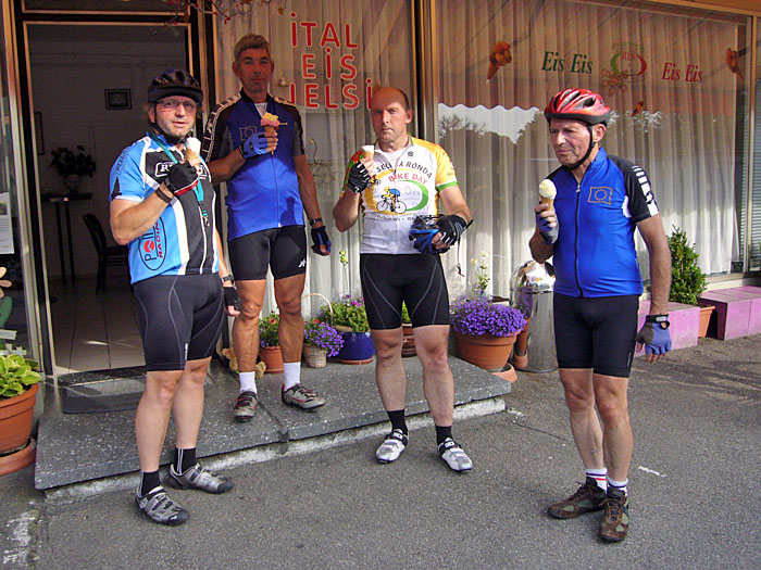 Mit der Touristengruppe lernt man die Eisdielen der Heimat kennen ;-)