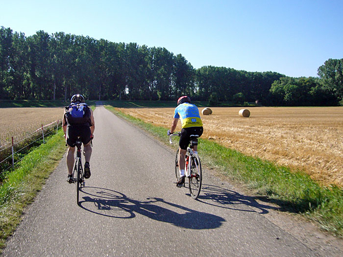 Vorbei an abgeernteten Felder ...