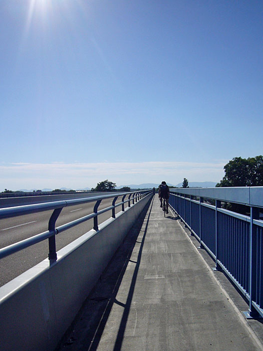 Über die Rheinbrücke rollen wir nach Germersheim ...