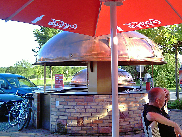 Bierbar im offenen-(Vordergrund)- und geschlossenem (Hintergrund) Zustand