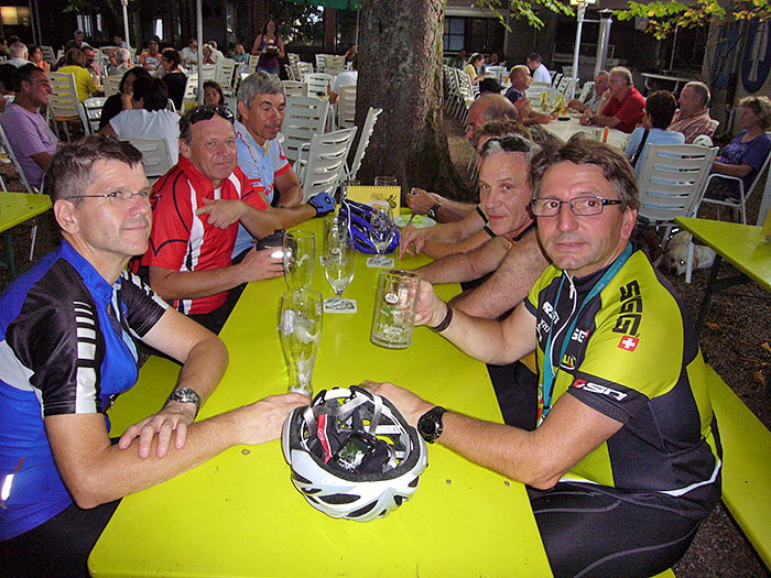 Heute ging es schneller als sonst, das Gläserleeren und vor allem das Bezahlen