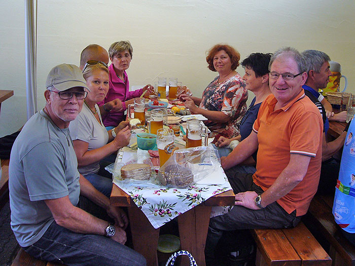 Fritz Blattmann mit seiner Truppe. Er lud uns zu einer Mass ein. Nochmals danke dafür!