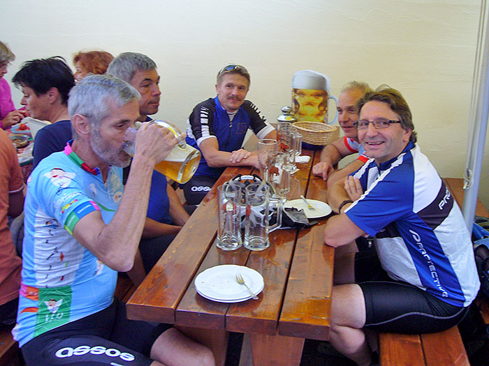 Als alter Bayer weiß Sepp mit einer Mass umzugehen ;-)