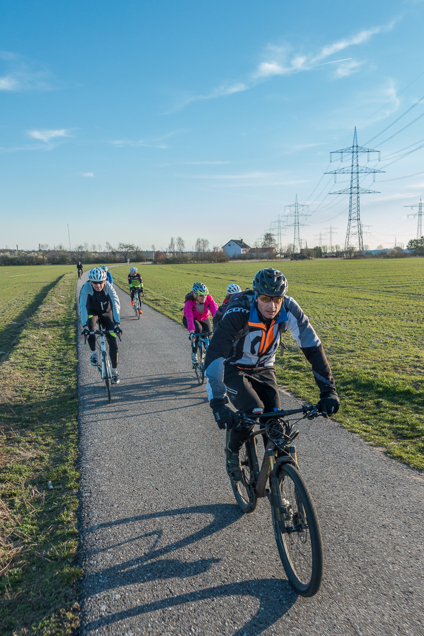 Ein Mountainbike-Fahrer ist auch mit dabei