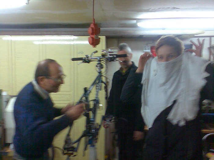 Silvia versteckt ihren Damenbart ;-)