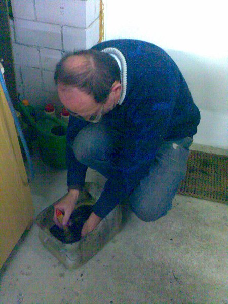 Hanspeter beim Benzinschnüffeln, Doping für die Haare ;-)