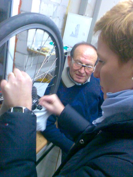 Silvia beim Zähneputzen