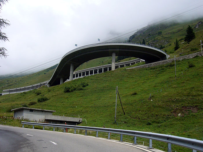 Die neue Gotthard-Passstraße kreuzt mehrmals die alte Tremola