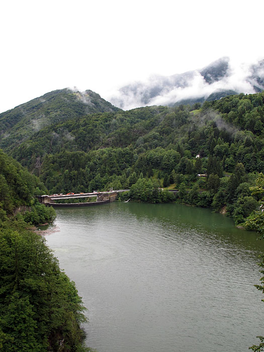 Wir fahren durch's Cento Valli: Kleiner Stausee ...