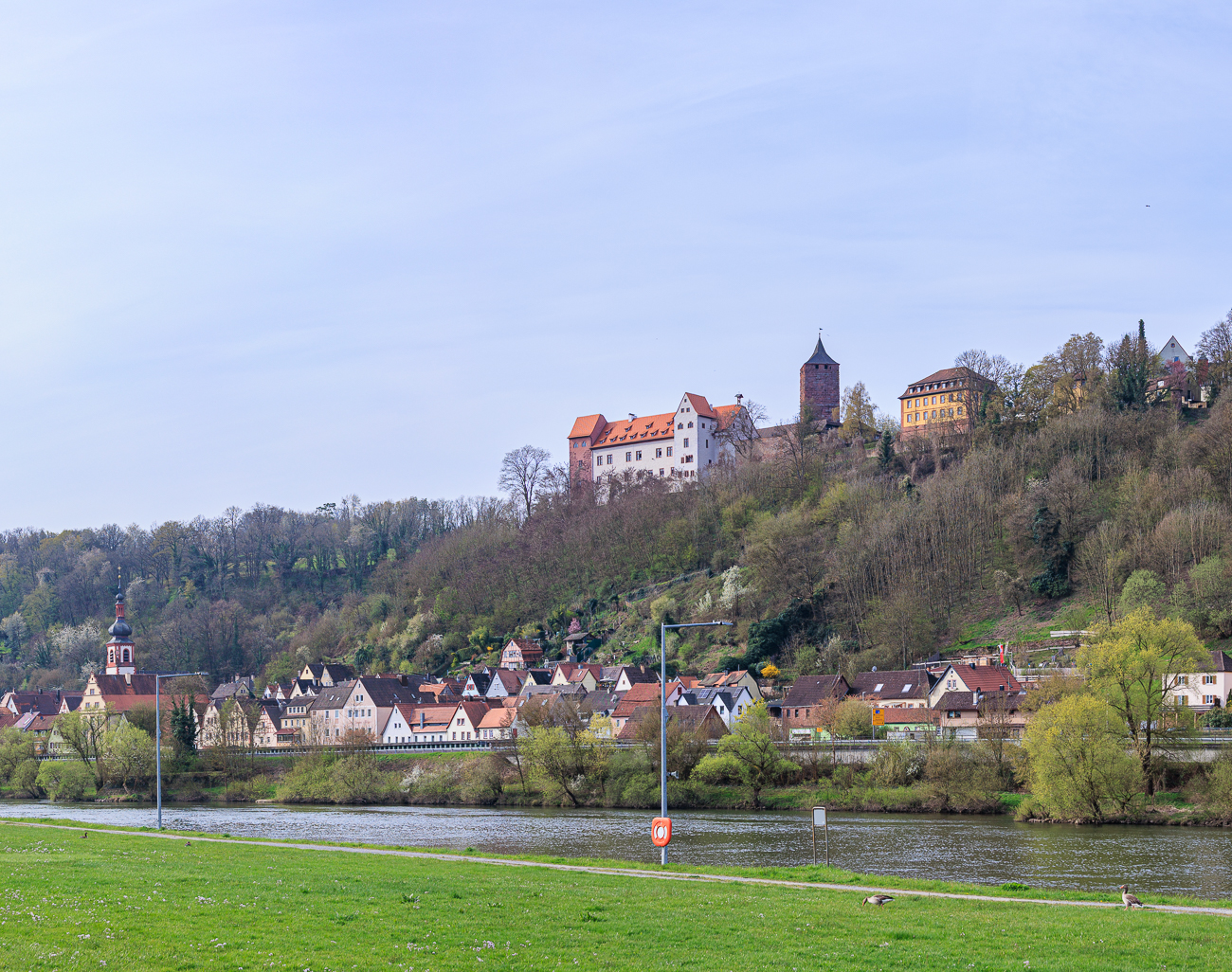 Die "Burg Rothenfels" wurde im 12. Jahrhundert erbaut. Sie liegt gut erhalten über der Stadt Rothenfels ...