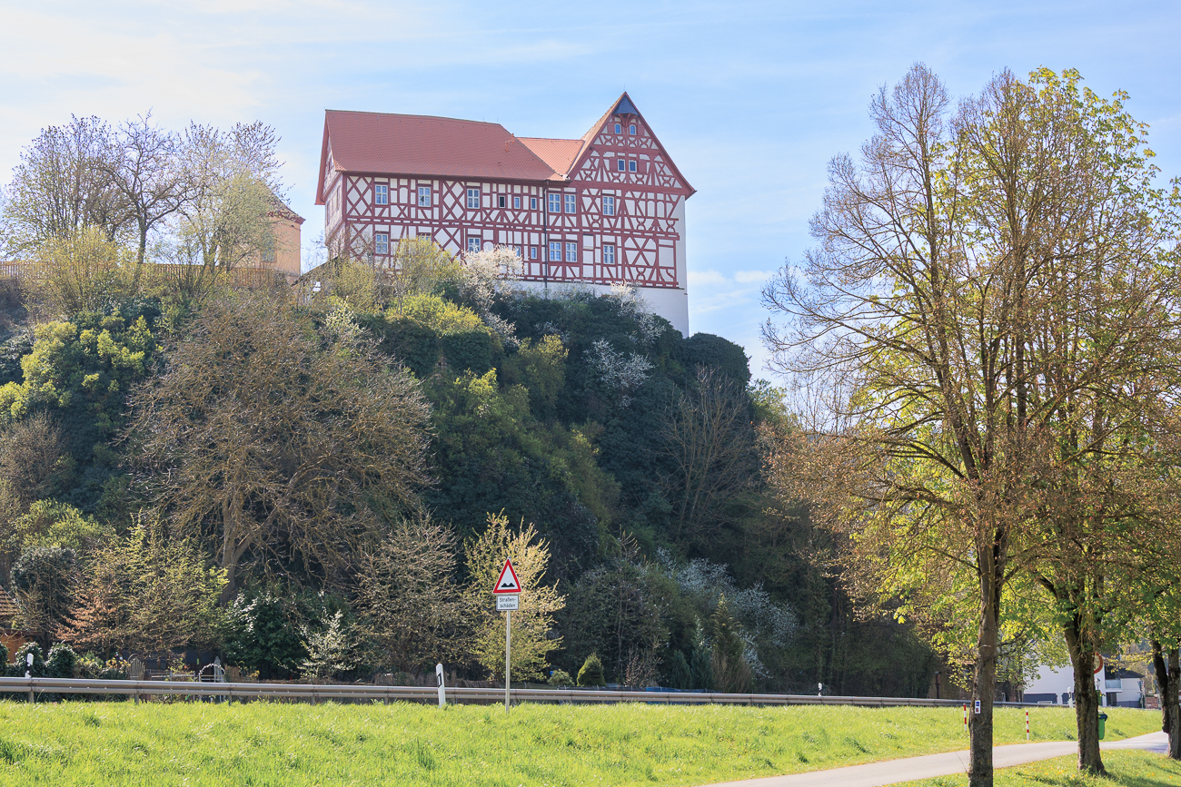 Das Schloss Homburg ist eine hochmittelalterliche Spornburg und später zum Schloss ausgebaute Wehranlage über dem Main in Homburg am Main