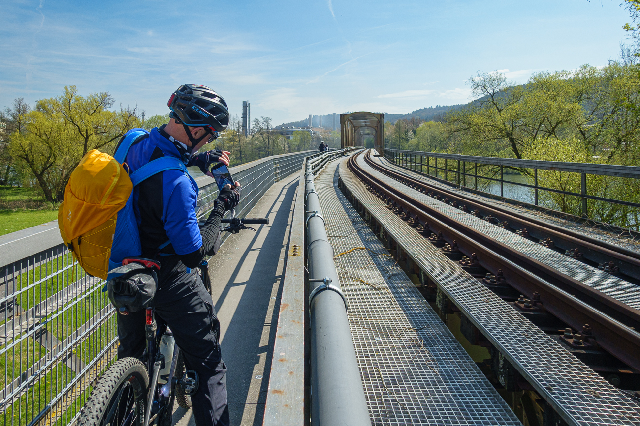 Eine Umleitung zwingt uns auf einen schmalen Weg über eine Brücke