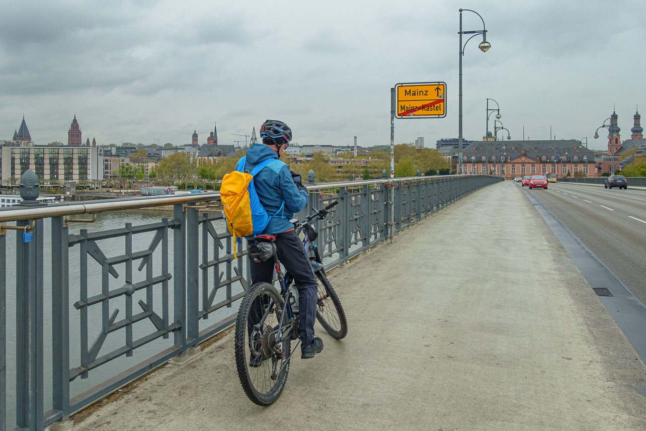 Auf der Theodor-Heuss-Brücke fahren wir nach Mainz hinüber ...